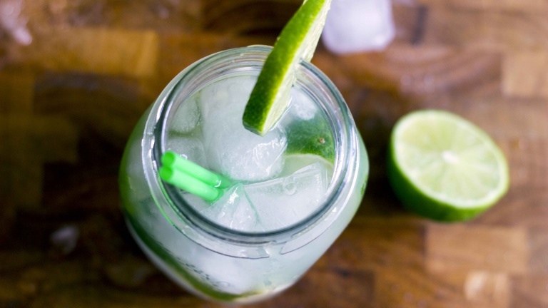 Vodka, las mejores recetas de bebidas de vodka Caipiroska con vodka y cóctel elegante de lima