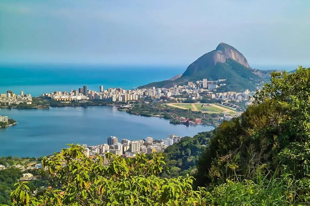 La vista desde el Parque Nacional de Tijuca en Río de Janeiro, Brasil