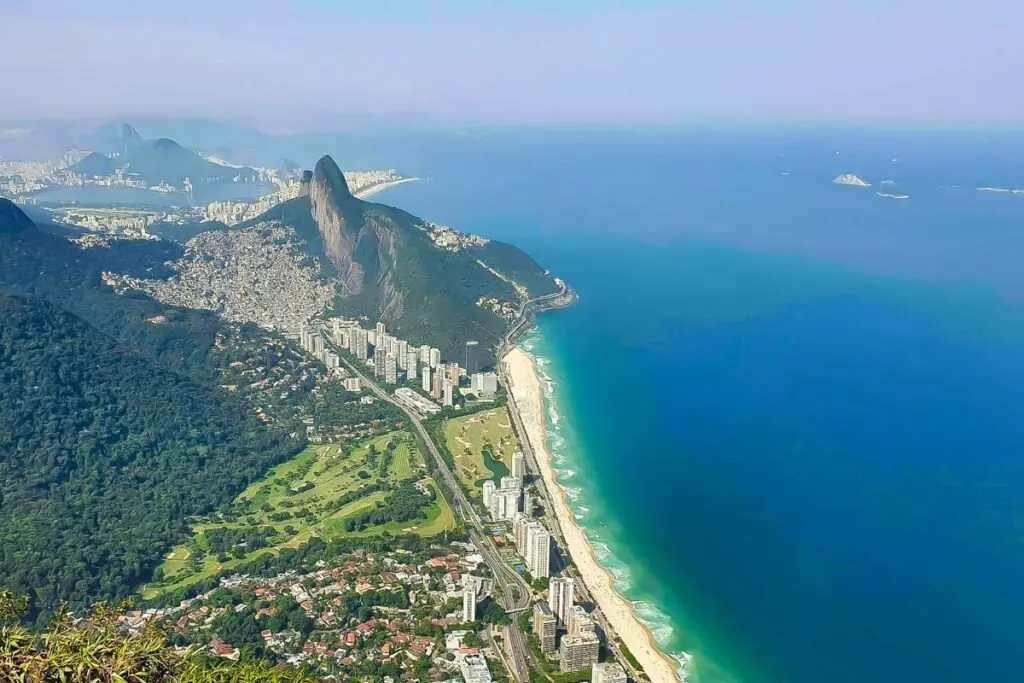 Mirador de Pedra da Gávea con vistas a la playa de Río de Janeiro