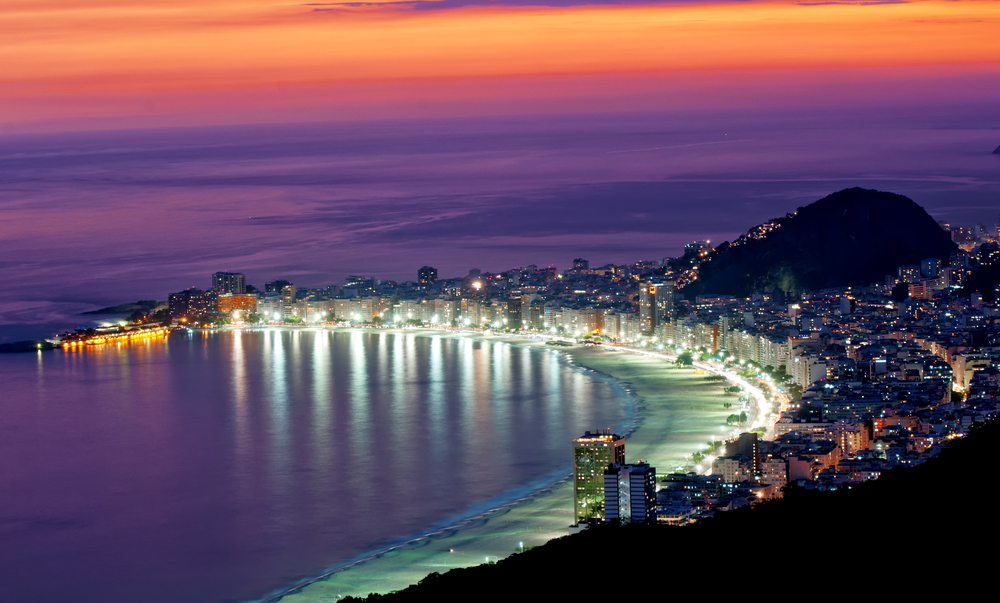Vista nocturna de la playa de Copacabana. Rio de Janeiro. Brasil.