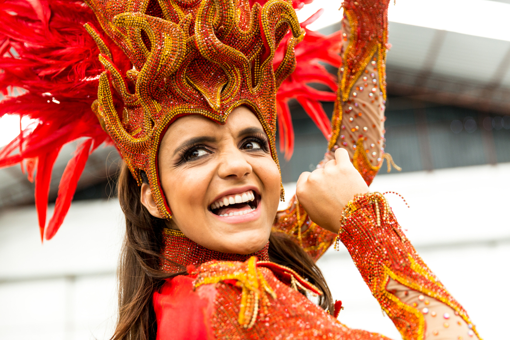 mujer brasileña celebrando el carnaval