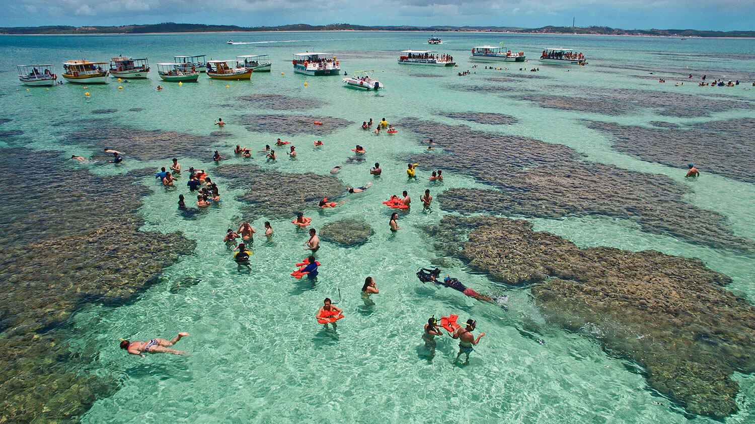 Piscinas naturales en la playa de Antunes con aguas turquesas, Alagoas