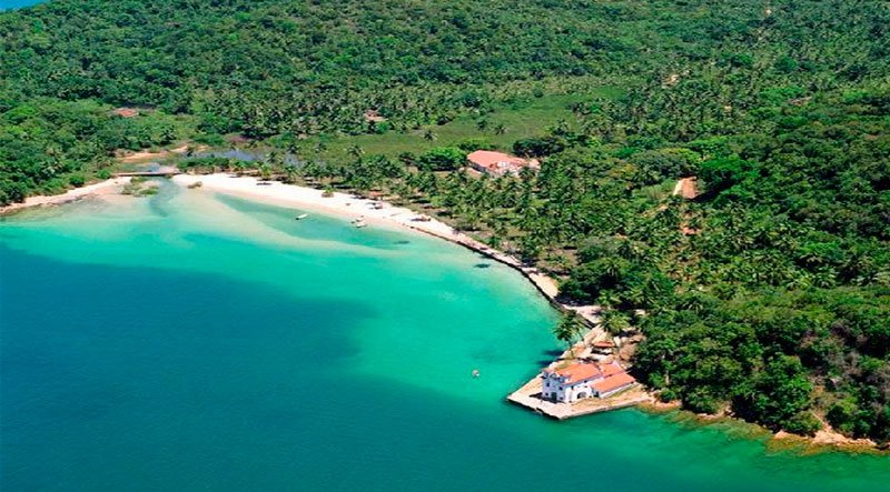 Paisaje de la Isla dos Frades con vegetación exuberante y vistas al mar, Salvador de Bahía