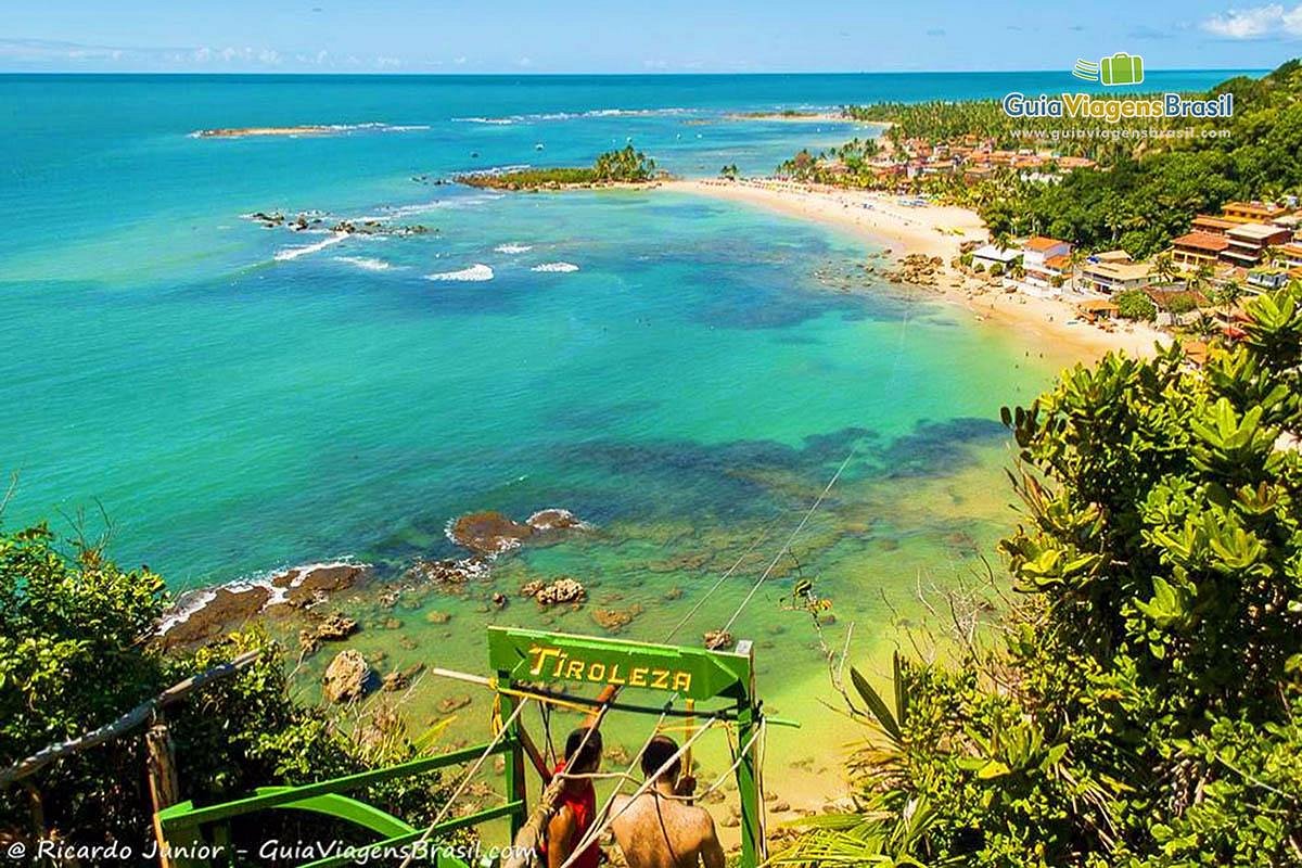 Playa del Morro de São Paulo con piscinas naturales y vegetación tropical, Bahía